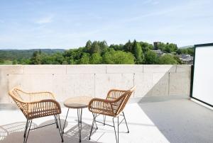 2 sillas y mesa en un balcón con vistas en Pensión Roma, 