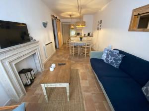 sala de estar con sofá azul y mesa en Apto 1a línea del Paseo Llafranc con Aire acondicionado Sin Vistas, en Llafranc