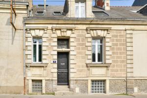 - un bâtiment en briques avec une porte et des fenêtres noires dans l'établissement La Maison de Famille - Superbe maison de maître, à Nantes