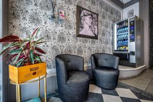 uma estação de bebidas com duas cadeiras e um refrigerador de bebidas em Martelli 6 Suite & Apartments em Florença