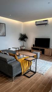 Televízia a/alebo spoločenská miestnosť v ubytovaní شاليه الجبل