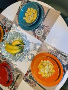 une table avec deux assiettes de denrées alimentaires et de bananes dans l'établissement Casa Bonita Bolognina, à Bologne