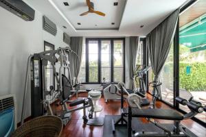 einen Fitnessraum mit mehreren Laufbändern und Crosstrainern in der Unterkunft Suite R4-5 The Height Khaoyai 2BR byน้องมังคุด in Ban Huai Sok Noi