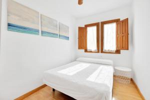 トレビエハにあるCasa Torrevieja La Mataの白い部屋(ベッド1台、窓2つ付)