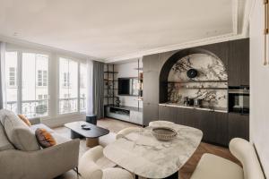 - un salon avec un canapé et une table dans l'établissement HIGHSTAY - Luxury Serviced Apartments - Centre Pompidou Museum, à Paris