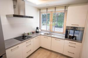Kuchyň nebo kuchyňský kout v ubytování Palmowe Wzgórze Skoszewo - Luksusowe Apartamenty