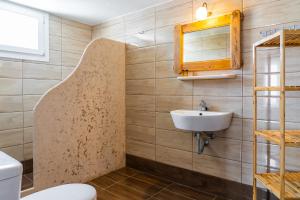 een badkamer met een wastafel en een toilet bij Eleftheria Studios in Antiparos Stad