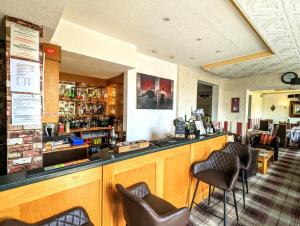 Lounge nebo bar v ubytování Brookside Hotel & Restaurant ,Suitable for Solo Travelers, Couples, Families, Groups Education trips & Contractors welcome