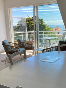 Grand appartement lumineux 4 pers. / vue mer / Wifi inclus في كويبيرون: طاولة وكراسي مطلة على المحيط