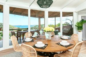 comedor con mesa de madera y sillas en Architect-Designed Villa en Enighed