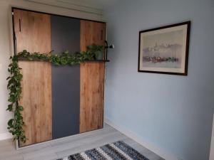 a room with a wooden door with a plant on it at Lou beach home 75 m2 à 300 m de la plage avec vue mer in La Ciotat
