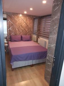 - une chambre avec un lit violet dans l'établissement Han Apart, à Istanbul