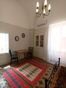 sala de estar con mesa y alfombra en el suelo en Room in BB - Casa Dulcamara centro storico, en Salve