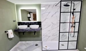 Kúpeľňa v ubytovaní Boutique Suites + 37 fotografií