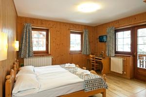 a bedroom with a bed and a table in it at Aalts Dorf in Riale