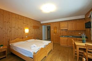 1 dormitorio con cama, mesa y cocina en Aalts Dorf, en Riale