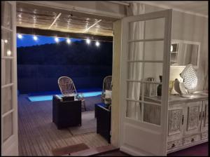 Fotografie z fotogalerie ubytování Belle maison vue montagne avec piscine privée à 5 minutes de la mer et village.i v destinaci Bormes-les-Mimosas