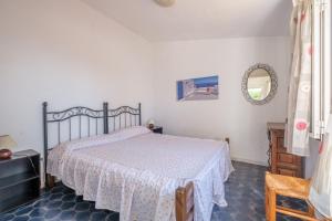 1 dormitorio con cama, mesa y espejo en Vistamar 4, en Vinarós