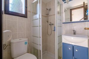 A bathroom at Vistamar 4