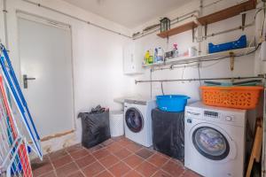 uma lavandaria com uma máquina de lavar roupa e uma máquina de lavar roupa em Vistamar 4 em Vinarós