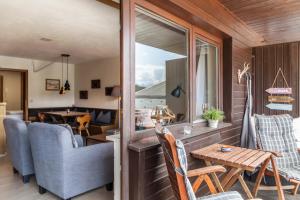 - un salon avec une table et des chaises dans l'établissement Haus Excelsior Top 31, à Seefeld in Tirol