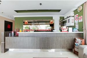 um restaurante de fast food com um balcão num quarto em Sejati Hotel em Sitiawan