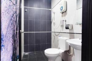 Koupelna v ubytování Sejati Hotel + 10 fotografií