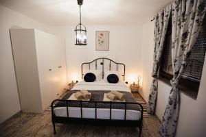 PitomačaにあるHoliday House Drava Relaxのベッドルーム1室(犬2匹が寝るベッド1台付)