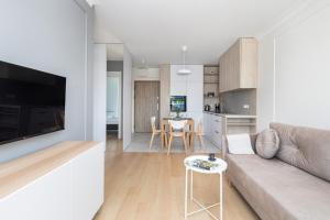Televízia a/alebo spoločenská miestnosť v ubytovaní Green Square Apartments Świnoujście by Noclegi Renters