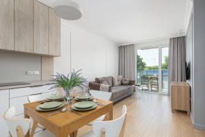 Kuchyňa alebo kuchynka v ubytovaní Green Square Apartments Świnoujście by Noclegi Renters