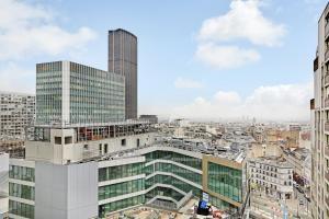 eine Luftansicht einer Stadt mit hohen Gebäuden in der Unterkunft Pick A Flat's Apartment in Montparnasse - Rue Vercingétorix in Paris