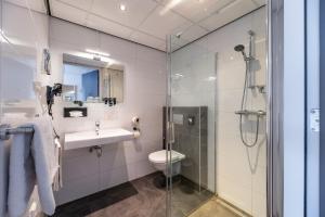 La salle de bains est pourvue d'une douche, d'un lavabo et de toilettes. dans l'établissement Hotel Bru, à Bruinisse