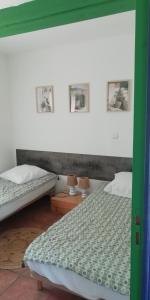 2 camas individuales en una habitación con 2 lámparas en Domaine Vents Du Sud, en Vingrau