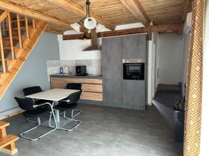 eine Küche und ein Esszimmer mit einem Tisch und Stühlen in der Unterkunft 1852 Landgasthof- Ferienwohnung in Elze