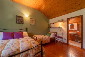 een slaapkamer met 2 bedden en een badkamer met een wastafel bij Costa Prada Country House by Wonderful Italy in Bellagio