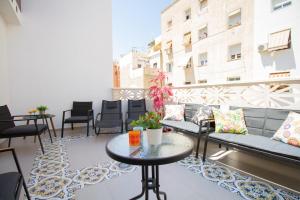 balkon z kanapami, stołem i krzesłami w obiekcie Art Apartments Alicante w Alicante