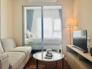 Televiisor ja/või meelelahutuskeskus majutusasutuses Ramkhamhaeng Condo