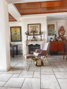 salon z kominkiem, stołem i krzesłami w obiekcie Home House Rethymno w Retimnie