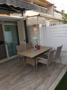 un tavolo e sedie in legno su un patio di Apartment Lana a Novigrad Istria