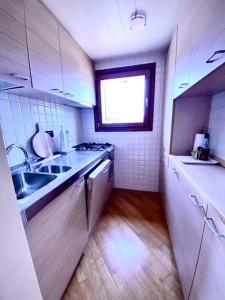 Kitchen o kitchenette sa Casa al mare e al golf CITRA 010017-LT-0474