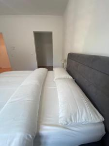 Cama o camas de una habitación en Schöne Ferienwohnung mit Balkon