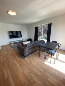 TV/trung tâm giải trí tại Schöne Ferienwohnung mit Balkon 2