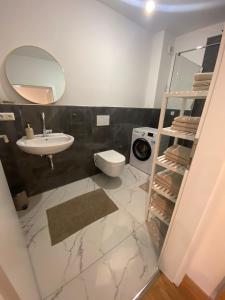 Phòng tắm tại Schöne Ferienwohnung mit Balkon 2 +5 ảnh