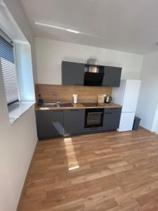 Nhà bếp/bếp nhỏ tại Schöne Ferienwohnung mit Balkon 2