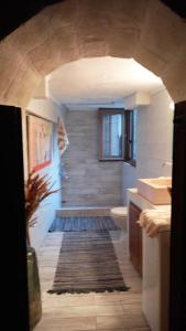 Un baño con bañera, inodoro y lavabo. en Tulip House, en Yerakárion 51 fotos más