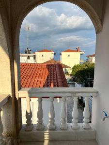 uma varanda com vista para um telhado em Aurora Apartments em Nea Vrasna