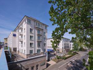 um edifício de apartamentos numa rua da cidade em Dorint Hotel Bonn em Bonn
