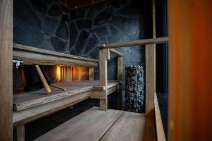 ランタサルミにあるKuru Resortの木製のベンチと暖炉付きの部屋