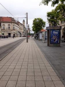 una strada vuota in una città con edifici di Apartman Slavonija 2 a Osijek