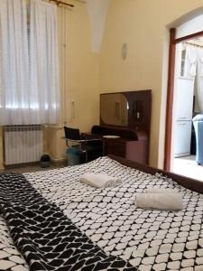 una camera da letto con un letto con due cuscini bianchi di Apartman Slavonija 2 a Osijek